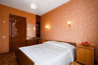 Гостиница Санаторий «Таврия» Евпатория Улучшенный двухместный номер с 1 кроватью или 2 отдельными кроватями-4